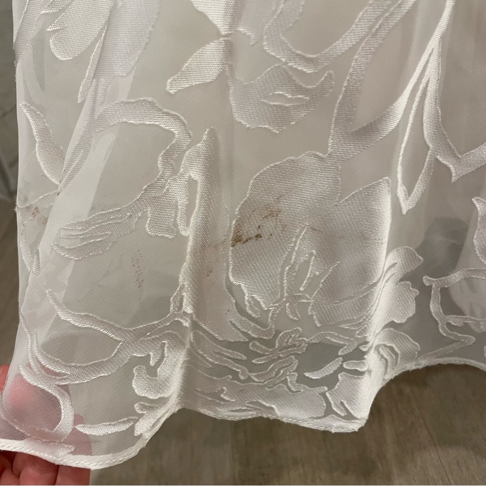 Beautiful ivory wedding gown - Picture 9 of 11